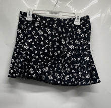 Load image into Gallery viewer, Zara Womens Black White Floral Print Back-Zip Ruffle Mini Skort Size Large

