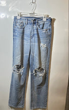 Load image into Gallery viewer, American Eagle Womens Blue Denim Light Wash Distressed Straight Jeans Size 2
