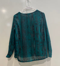 Load image into Gallery viewer, Banana Republic Womens Green Black Snakeskin Print Long Sleeve Blouse Top Sz SP
