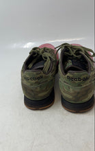 Load image into Gallery viewer, Reebok Mens Classic Leather R12 V54303 Green Pink Running Shoes Size 7 1/2
