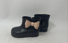 Load image into Gallery viewer, Mini Melissa Unisex Baby Black Side Bow Round Toe Hook &amp; Loop Rain Boots Sz 5/6
