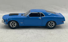 Load image into Gallery viewer, Motormax Sku 73303 Blue 1/24 Scale Diecast 1970 Ford Mustang Boss 429 Model Car
