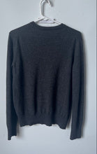 Load image into Gallery viewer, Banana Republic Womens Gray Heather Knitted V-Neck Pullover Sweater Size Large

