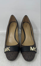 Load image into Gallery viewer, Michael Kors Womens Jilly Flex Brown Monogram Print Pump Heels Size 7 M
