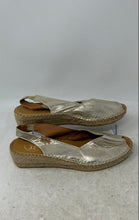 Load image into Gallery viewer, Toni Pons Womens Bernia-P Golden Tone Wedge Espadrille Sandal Size EUR 39
