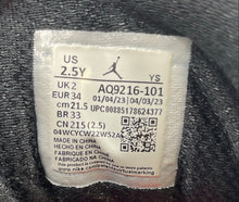 Load image into Gallery viewer, Authentic Nike Boys Air Jordan Max Aura Black White Sneakers Shoes 2.5Y Damaged
