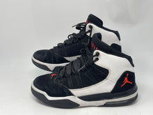 Load image into Gallery viewer, Authentic Nike Boys Air Jordan Max Aura Black White Sneaker Shoes Sz 7Y Damaged
