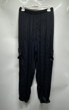 Load image into Gallery viewer, Guess Womens Black Printed Drawstring Cargo Jogger Pants Size Medium
