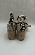 Load image into Gallery viewer, Nine West Ladies Khaki Stacked Heels Size 7
