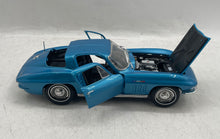 Load image into Gallery viewer, Maisto Blue 1965 Chevrolet Corvette Scale 1:18 Die-Cast Collector Model Car
