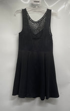 Load image into Gallery viewer, Francesca’s Womens Black Floral Sleeveless Pullover Fit And Flare Dress Size L
