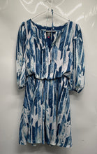 Load image into Gallery viewer, Vince Camuto Womens Blue White Printed 3/4 Sleeve Tie Neck Blouson Dress Size 6
