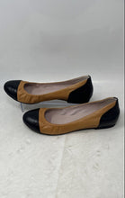 Load image into Gallery viewer, Vince Camuto Womens Linkon Beige Black Leather Slip-On Ballet Flats Size 10M
