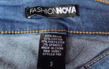 Load image into Gallery viewer, Fashion Nova Womens Blue Denim Medium Wash Stretch Skinny Leg Jeans Size 3
