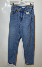 Load image into Gallery viewer, H&amp;M Womens Blue Denim Regular Fit Medium Wash Pockets Mom Jeans Size 2
