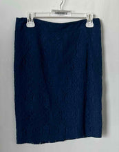Load image into Gallery viewer, Forever 21 Womens Navy Blue Floral Back Zip Straight &amp; Pencil Skirt Size Medium
