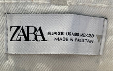 Load image into Gallery viewer, Zara Womens White Raw Hem Pockets Cropped Bootcut Leg Jeans Pants Size 6
