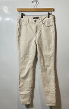 Load image into Gallery viewer, Authentic Simply Vera Vera Wang Womens White Denim Skinny Jeans Size 4
