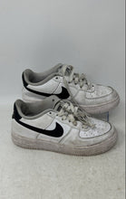 Load image into Gallery viewer, Nike Kids Air Force 1 ‘07 White Black Lace-Up Sneaker Shoes Size 2 Youth
