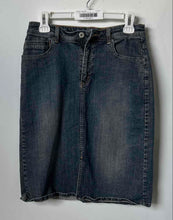 Load image into Gallery viewer, Chico's Womens Blue Denim 5-Pocket Design Platinum Straight &amp; Pencil Skirt Sz 0
