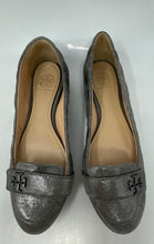 Load image into Gallery viewer, Authentic Tory Burch Womens Leila Gray Quilted Loafer Flats Size 8M Damaged
