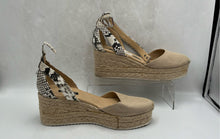 Load image into Gallery viewer, Nine West Ladies Khaki Stacked Heels Size 7
