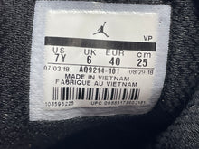 Load image into Gallery viewer, Authentic Nike Boys Air Jordan Max Aura Black White Sneaker Shoes Sz 7Y Damaged

