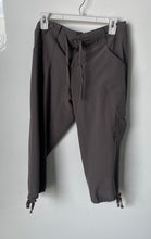 Load image into Gallery viewer, Alo Womens Gray Coolfit Drawstring Pockets Athletic Capri Pants Size S
