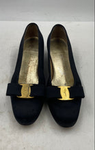 Load image into Gallery viewer, Authentic Salvatore Ferragamo Womens Black Vara Bow Block Pump Heels Size 7 AA
