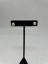 Load image into Gallery viewer, Unbranded Women's Silver Tone Earrings. Weight 1.2g
