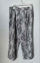 Load image into Gallery viewer, Tahari Womens Multicolor Snakeskin Pattern Wide-Leg Cropped Pants Size 8
