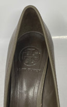 Load image into Gallery viewer, Authentic Tory Burch Womens Aaden Brown Patent Leather Pump Heels Sz 8M Damaged
