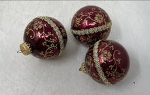 Load image into Gallery viewer, Set Of 3 Pcs American Classics Burgundy And Gold Balls Christmas Ornaments
