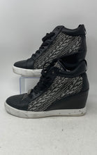 Load image into Gallery viewer, Juicy Couture Womens Jorgia Black White Monogram Round Toe Sneaker Shoes Sz 9.5
