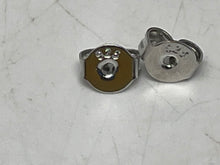 Load image into Gallery viewer, Unbranded Women's Silver Tone Earrings. Weight 1.2g

