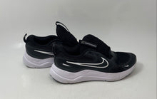 Load image into Gallery viewer, Nike Kids Cosmic Runner Black White Low Top Running Sneaker Shoes Size 6Y
