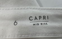 Load image into Gallery viewer, Authentic Simply Vera Vera Wang Womens White Denim Mid-Rise Capri Jeans Size 6
