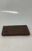 Load image into Gallery viewer, Guess Womens Brown Black Signature Print ID And Credit Card Slots Trifold Wallet
