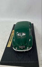 Load image into Gallery viewer, Collectible Maisto 1951 Volkswagen Beetle Green 1:18 Diecast Model Car Base
