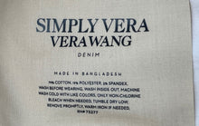 Load image into Gallery viewer, Authentic Simply Vera Vera Wang Womens White Denim Skinny Jeans Size 4
