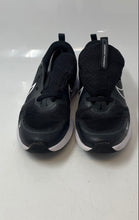 Load image into Gallery viewer, Nike Kids Cosmic Runner Black White Low Top Running Sneaker Shoes Size 6Y
