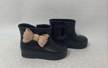 Load image into Gallery viewer, Mini Melissa Unisex Baby Black Side Bow Round Toe Hook &amp; Loop Rain Boots Sz 5/6
