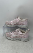 Load image into Gallery viewer, Nike Girls Vomero 5 HF6999-600 Light Pink Lace-Up Low Top Sneakers Shoes Sz 1.5Y
