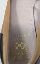 Load image into Gallery viewer, Vince Camuto Womens Linkon Beige Black Leather Slip-On Ballet Flats Size 10M
