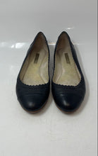 Load image into Gallery viewer, Louise Et Cie Womens Eilley Black Leather Cap Toe Scalloped Ballet Flats Size 6M
