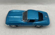 Load image into Gallery viewer, Maisto Blue 1965 Chevrolet Corvette Scale 1:18 Die-Cast Collector Model Car
