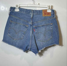 Load image into Gallery viewer, Levi Strauss &amp; Co Womens 501 Blue Denim Medium Wash Original Jean Shorts Sz W27
