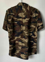 Load image into Gallery viewer, Guess Mens Green Army Camouflage Printed Short Sleeve Button-Up Shirt Size L

