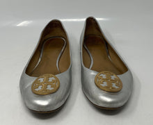 Load image into Gallery viewer, Authentic Tory Burch Womens Benton 55128 Silver-Tone Ballet Flats Sz 9.5 Damaged
