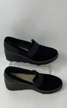 Load image into Gallery viewer, Clarks Women's Black Shoes Size 7

